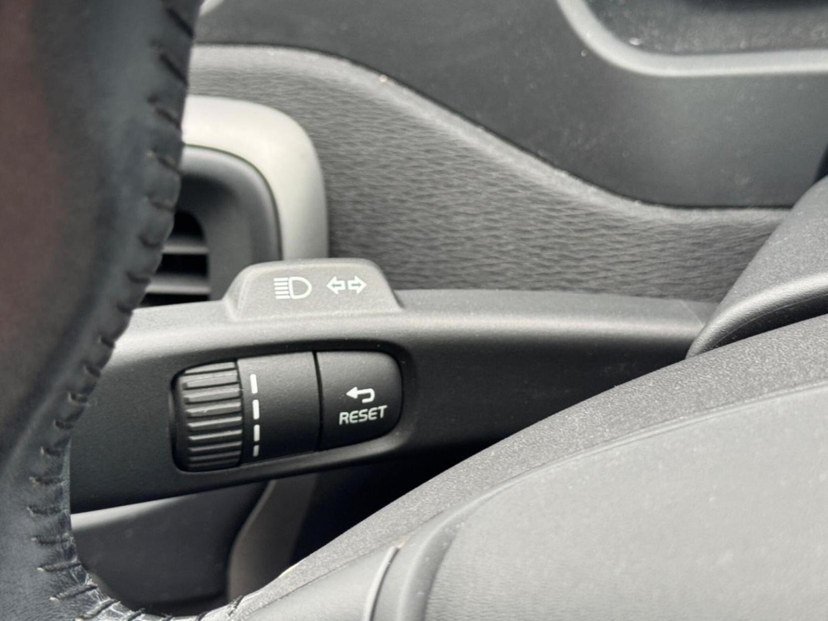 Volvo V40 1.6 SE Lux Hatchback (2012 - 2016)