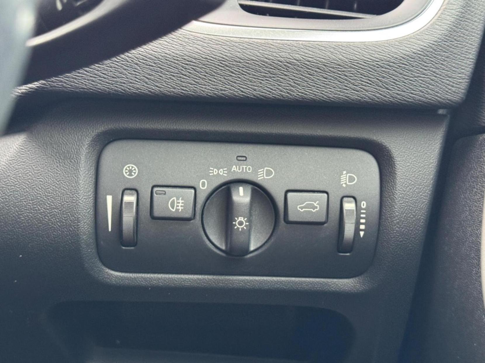 Volvo V40 1.6 SE Lux Hatchback (2012 - 2016)