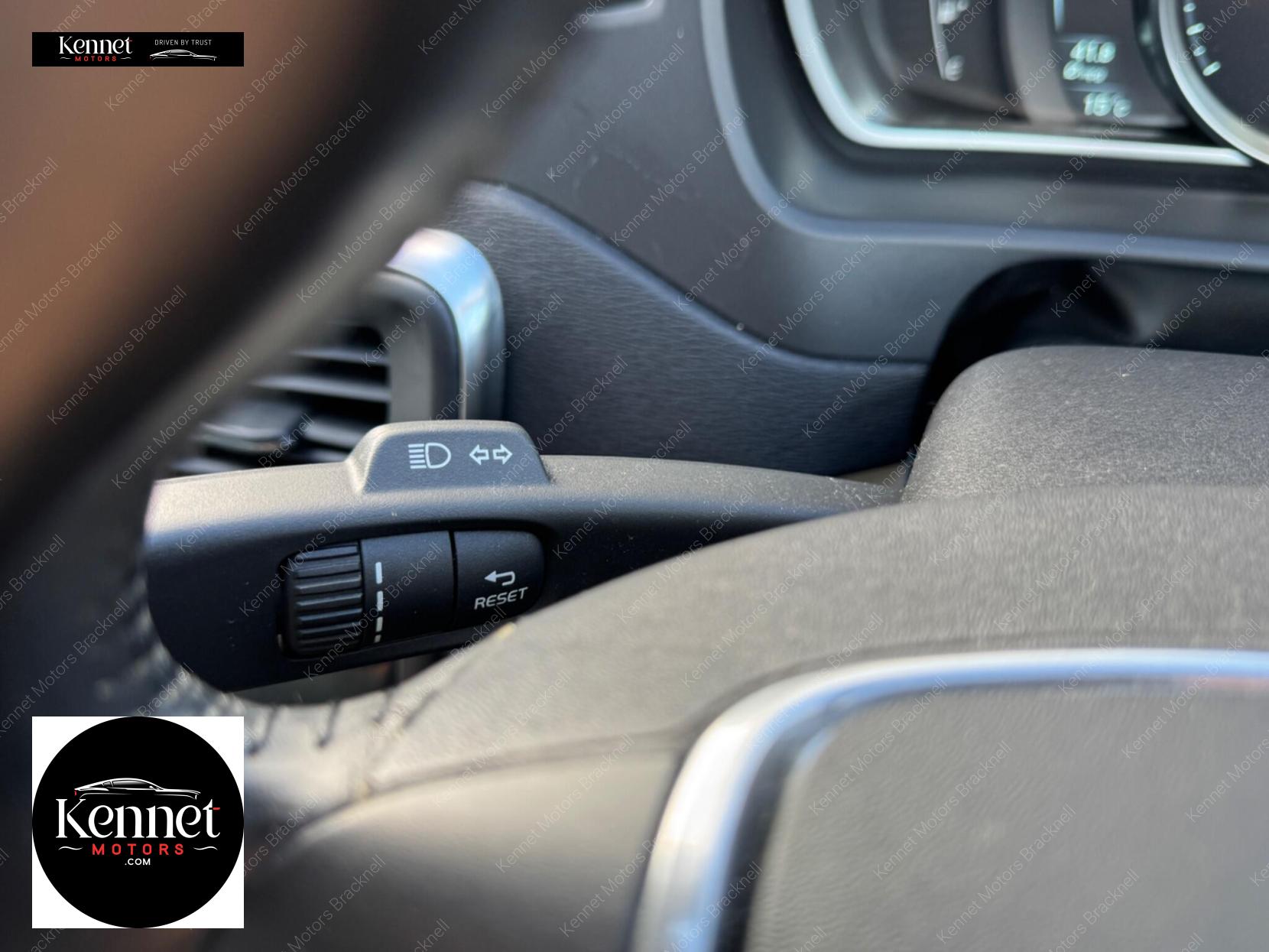 Volvo V40 1.6 T4 SE Lux Nav Hatchback 5dr Petrol Powershift Euro 5 (s/s) (180 ps)