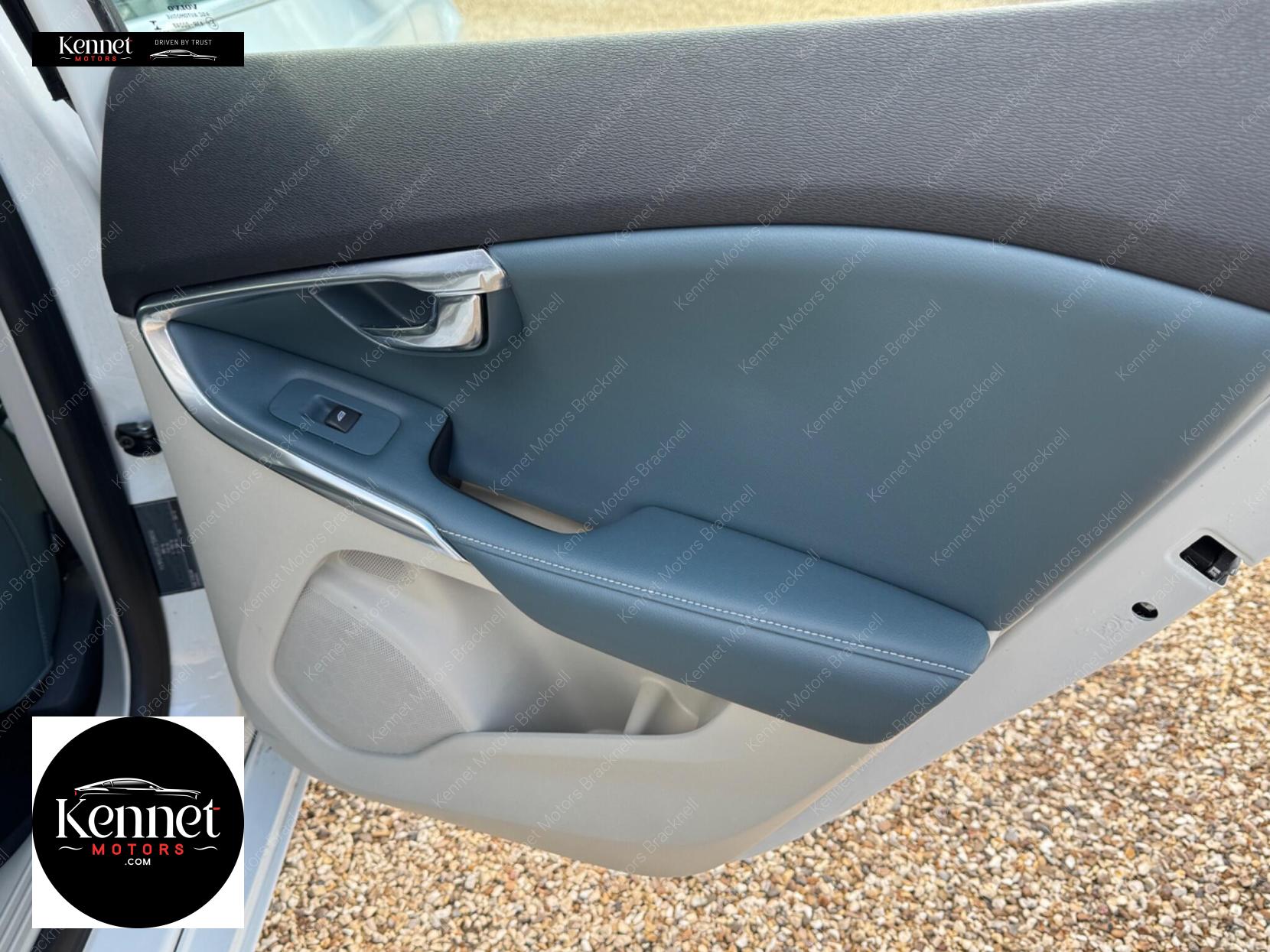 Volvo V40 1.6 T4 SE Lux Nav Hatchback 5dr Petrol Powershift Euro 5 (s/s) (180 ps)